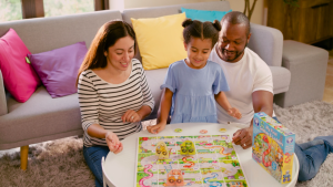 Trò chơi trí tuệ My First Snakes & Ladders - Orchard Toys khuyến khích thảo luận phối hợp tay mắt