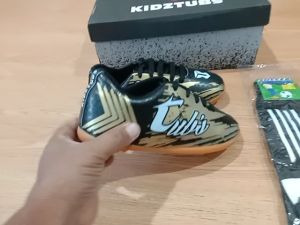 KIDZTUBS Sepatu Futsal Anak Paket Komplit Sepatu Futsal Tas Skin Deker Kaos Kaki Usia 6-10 Tahun Size 28 29 30 31 32 33 34 35 36 37 KDZ1608011525