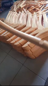 ( 6 PCS ) HANGER KAYU AESTHETIC NATURAL PREMIUM GRADE A / GANTUNGAN BAJU PREMIUM - DEWASA