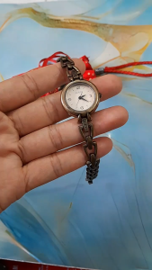 Đồng hồ nữ Guess lắc đeo tay second hand-si nhật đã qua sử dụng