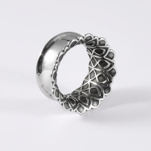 2-1PCS Surgical Steel Round Carved Lotus Hollow Flared Ear Plugs Saddle Ear Strengther Expansion Earring Piercing Ear Tunnel