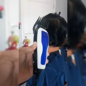 ปัตตาเลี่ยนตัดผมชาย CKML-2208A ฟันรองหวี 4 ขนาด (3/6/9/12)ปัตตาเลี่ยนตัดผมชายมืออาชีพ ใบมีดคม มอเตอร์แรง ตัดเรียบทุกทรง เหมาะกับช่างตัดผมมืออาชีพ สามารถใช้ตัดผมได้ทังเด็กและผู้ใหญ่ อุปกรณ์ตัดผมชาย จำนวน 1 เครื่อง พร้อมอุปกรณ์เสริม