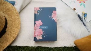 NLT Thrive Devotional Bible for Women (Navy Hardcover / Pink Rose Gold Faux Leather): With 365 Daily Devotions for Women New Living Translation Bible for Girls