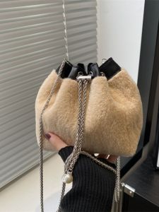 กระเป๋าสะพายข้างผ้าขนสัตว์สำหรับผู้หญิง กระเป๋าถือทรงมีดแบบใหม่ฤดูใบไม้ร่วง/ฤดูหนาว กระเป๋าถือแบบหนังสัตว์หรูหรา เหมาะกับทุกวัย