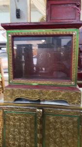 ตู้บริจาค ตู้รับบริจาค M แดงโบราณ ขาตรง ยาว 40xลึก 30 xสูง 40 cm เดินเส้นประดับกระจกหลากสี ตู้ใส่ซองร่วมทำบุญ ไม้จามจุรี ฟรีสลักชื่อ!!!!!!