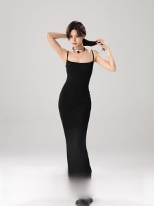 ชุดเดรสยาวทรงเอผ้าไนลอนแขนกุดคอวีสีดำสำหรับผู้หญิง ช่วงฤดูร้อน กระโปรงทรงหางปลาเซ็กซี่ ทรงเข้ารูป เดรสยาวคลุมเข่า