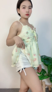 ชุดเซ็ตแฟชั่นหน้าร้อนดีไซน์เก๋ เสื้อสายเดี่ยวลายดอกไม้ฟีลหวานใส่กับกางเกงขาสั้นผ้าบางระบายอากาศดีสุดๆ