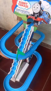 "Mainan Kereta Anak Mickey Spiderman Thomas Train Elektrik Lucu MEDU-295 Hobi Koleksi Edukasi Mainan Kereta Api Jalan Sendiri untuk Anak Laki-Laki"