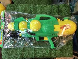 ปืนฉีดน้ำ ปั๊มลมยิงไกล มี3สี ขนาด58เซนฯ รุ่น 5500 มีสายสะพาย จุน้ำ1800ml