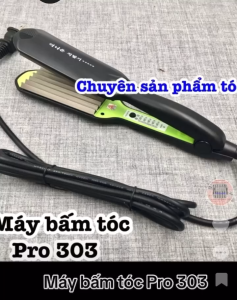 Máy bấm tóc PRO 303 cao cấp - Chất liệu hợp kim phủ ceramic chống hư hại tóc - 5 mức chỉnh nhiệt 140-220 độ - Dây xoay 360 độ - Kích thước 27cm x 4.5x10.5cm - Công suất 45W-80W - Bảo hành 06 tháng