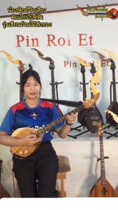 พิณโปร่งไฟฟ้ารุ่นเซียนอ้วน ทำจากไม้สักทอง 3 สาย 15 เฟรต บอร์ดแต้ดำ วงจรไฟฟ้าแบบ1ซิงเกิ้ลคอยล์