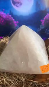 Kim tự tháp đá thạch anh hồng Rose quartz năng lượng vũ trụ 447