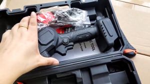 Impor Jepang 1800W Gergaji Listrik Mini Tanpa Kabel 6 Inci Gergaji Elektrik Genggam Portabel untuk Pemotong Kayu