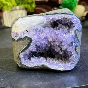 amethyst stand💯天然✨特闪亮✨原矿紫晶镇 中间一根大龙骨🦴 顶部带一颗黄方解石💰 全绿幽灵包边 双层步步高升🆙 龙骨管腰事业🆙 贵人财富🆙  高(Height): 8cm 宽(Width): 10x7cm 洞深(Hole): 3cm 重(Weight): 0.8kg