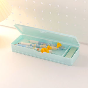 กล่องเครื่องเขียนอเนกประสงค์สำหรับเด็กผู้ชาย INS กล่องเก็บพลาสติกที่มีมูลค่าสูงที่นิยมในโลกออนไลน์สำหรับเด็กผู้หญิงกล่องใส่ปากกาแบบใสเนื้อด้านเรียบง่ายสำหรับเด็กกล่องใส่ปากกาแบบฝาพับแบบเปิดคู่กล่องดินสอสองชั้นสำหรับนักเรียนประถมอุปกรณ์การเรียน