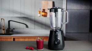 Electrolux เครื่องปั่นน้ำผลไม้ ความเร็ว 2 ระดับ กำลังไฟ 500 วัตต์ UltimateTaste 300 รุ่น E3TB1-210K