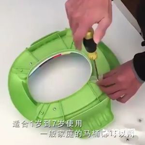 thu nhỏ bồn cầu cho bé có tay vịn hình ếch