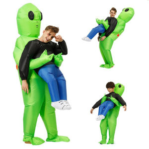 Alien hijau membawa kostum manusia yang lucu dan meledakkan kostum Cosplay untuk Halloween