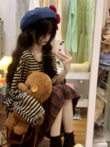 เสื้อยืดคอกลมแขนยาวลายทางสั้นสไตล์อเมริกันย้อนยุคสำหรับผู้หญิงในช่วงต้นฤดูใบไม้ร่วง ทรงสลิมฟิต สไตล์เกาหลี ผ้าฝ้ายผสมโพลีเอสเตอร์