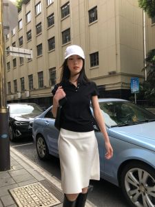 เอวสูงแลดูผอมกระโปรงทรงเอสําหรับผู้หญิงเรียบง่ายสไตล์ฝรั่งเศสชุดเดินทางฤดูร้อนสีทึบโพลีเอสเตอร์กระโปรงสั้น