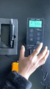Nguồn máy xăm T700 cảm ứng. Nguồn máy xăm hiện đại có chế độ 1 chạm nhớ vol .v.v.. Trần Chương - Đồ xăm trong tầm tay