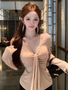 GUZILIAN | เสื้อยืดคอกลมแขนยาวทรงเข้ารูปสำหรับผู้หญิงในฤดูใบไม้ร่วง เสื้อชั้นในคอวีเปิดไหล่เซ็กซี่สีพื้น เสื้อชั้นในผู้หญิง