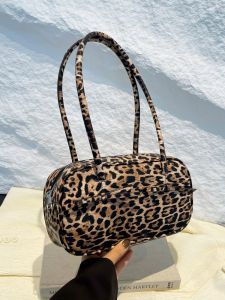 กระเป๋าสตางค์ทรงสี่เหลี่ยมพับได้ลายเสือดาวสไตล์แฟชั่นสำหรับผู้หญิง กระเป๋าสะพายไหล่แบบมีซิป กระเป๋าใส่ของสำหรับเดินทาง กระเป๋าสตางค์แบบพกพาขนาดกลาง