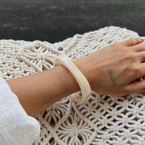 SHIXIN 5 Styles Vintage Brown Off White Thick Resin Acrylic Bangle Bracelet for Women Trend Irregular Geometry Round Wide Bangle