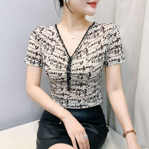 YIMEI เสื้อยืดแขนสั้นผ้าตาข่ายประดับเล็บคอวีแบบยับสำหรับผู้หญิงใน2025ฤดูร้อนใช้งานได้หลากหลายสไตล์ใหม่เสื้อผ้าลำลองสไตล์ตะวันตกพิมพ์ลายตัวอักษร