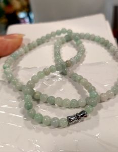 Chuỗi hạt vòng tay đá c.ẩm th.ạch 3 vòng size 6 li 98 hạt màu trắng xanh ngọc siêu đep.