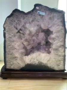 40kg K124 RM658🎀双喜8️⃣周年庆🎊 福利大放送🎈🛒双喜直购🛒 西马包邮🆓 ➕加码附送🆓🆓🆓特制实木底座🎊🍾💯  风生水起💦💯绝对天然水晶  水形骨干紫晶洞🔮 骨干老料💪 晶体大牙能量🆙 带有蓝玛瑙包边✅ 小钛晶共生✅  含底座高height: 44cm  底座宽width: 45.5x23cm  洞深hole: 4cm   总重weight: 40kg