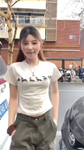 Kimiพร้อมส่ง🐕‍🦺🦮Baby Teeสไตล์เจนนี่ Y2k เสื้อรัดรูป เสื้อยืดแขนสั้นสีขาว พิมพ์ดัชชุนด์ทรงเอวลอย เสื้อครอป สไตล์เกาหลี