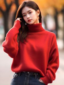 เสื้อสเวตเตอร์คอตั้งสีแดงสำหรับฤดูหนาวปี 2023 เสื้อชั้นในสตรีสีพื้นแบบสวมหัวแขนยาวทรงหลวมๆ สำหรับงานปีใหม่
