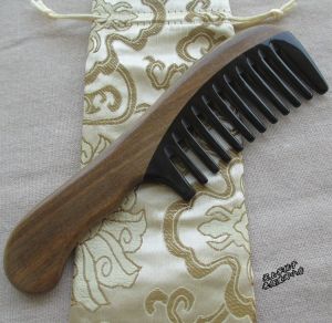 แปรงแกะมือช้างธรรมชาติ แปรงแกะมือช้างสีเขียว แปรงแกะมือช้างลายหางม้า แปรงแกะมือช้างทรงลูกบาศก์ แปรงแกะมือช้างแบบมีฟันกว้าง ป้องกันการหลุดร่วงของเส้นผม ป้องกันไฟฟ้าสถิต