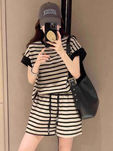 ชุดกีฬาลำลองลายทางสำหรับผู้หญิง ชุดสองชิ้นแขนสั้น กางเกงขาสั้น ทรงหลวม ทรงเข้ารูป ฤดูร้อน 2024 ไซส์ใหญ่ ชุดลำลองสำหรับวัยรุ่น