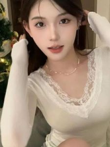 เสื้อยืดคอวีลูกไม้แขนยาวทรงสลิมฟิตสำหรับผู้หญิง เสื้อชั้นในเซ็กซี่สไตล์หวานและเผ็ดร้อน ฤดูใบไม้ร่วง/ฤดูหนาว เสื้อผ้าทำงานสไตล์เกาหลี