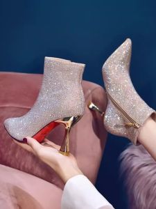 รองเท้าบูทสั้นหัวแหลมส้นสูงสำหรับผู้หญิง ฤดูใบไม้ร่วง 2023 รองเท้าบูทแฟชั่นสไตล์เกาหลีแบบลำลอง รองเท้าบูทส้นสูงแบบลำลอง