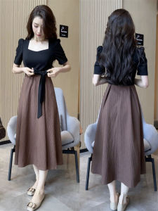 ชุดเดรสยาวทรงเอคอเหลี่ยมสไตล์ Hepburn สำหรับผู้หญิงในช่วงฤดูร้อนปี 2025 ทรงเข้ารูปกระชับสัดส่วน แขนสั้น กระโปรงทรงเอ