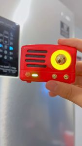 (กระเป๋าผ้าสักหลาด ฟรี)MUZEN OTR Magnetic Refrigerator Magnet MW-Q1I ลำโพงบลูทูธ ลำโพงพกพาขนาดเล็กสไตล์ย้อนยุค บลูทูธ 5.3 และ Type-C เหมาะที่สุดสำหรับพื้นผิวโลหะ ของขวัญสไตล์ย้อนยุค สีแดง