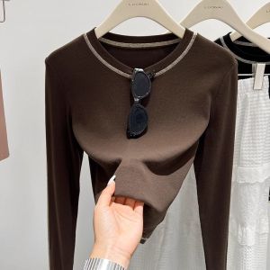 เสื้อยืดแขนยาวสีดำ ทรงเข้ารูป ทรงสั้น สำหรับผู้หญิง ฤดูใบไม้ร่วง 2025 ดีไซน์ใหม่ ดีไซน์เก๋ไก๋ แฟชั่นสตรีท ลำลอง