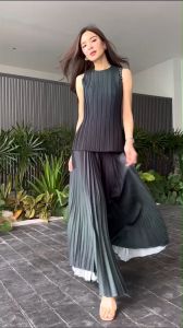 ตัวเสื้ออัดพลีท สลับลอนเล็กใหญ่ สวยงามลงตัว ✨✨✨✨✨ กางเกงอีดพลีสลอนใหญ่ ทรงขายาว ช่วงปลายขาบาน เอวสูงสไตล์วินเทจ 💫💫 รุ่นนี้ไม่รั้งเป้าแน่นอนค่ะ เอวยืดสม็อคทั้งตัว ยืดได้เยอะ ใช้ผ้าผ้าเยอะมากๆๆ 😻 เพื่อความพริ้ว ระบาย ปังสุดๆ 👏🏻👏🏻 เนื้อผ้าอย่า