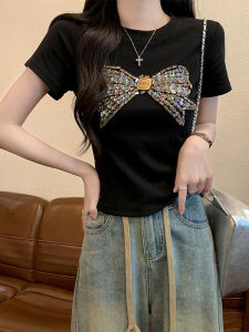 เสื้อยืดแขนสั้นผู้หญิง ทรงสลิมฟิต ดีไซน์ลายโบว์ผีเสื้อ ทรงเข้ารูป สำหรับผู้หญิงวัย 18-24 ปี ฤดูร้อน 2025 ผ้าฝ้ายผสม