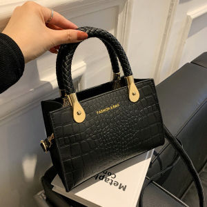 กระเป๋าผู้หญิงหนัง PU ทรงสี่เหลี่ยมเล็ก ปิดด้วยซิป กระเป๋าสะพายไหล่แบบลำลอง กระเป๋าสะพายข้าง กระเป๋าถือ เทรนด์ใหม่ 2022