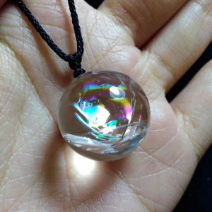 ลูกบอลคริสตัลสีขาวธรรมชาติพร้อมจี้ดอกไม้เยลลี่สีสันสดใสสําหรับผู้ชายและผู้หญิงของขวัญคู่ที่สมบูรณ์แบบหินดั้งเดิมมุกโชคดีขนาดเล็กโปร่งใส