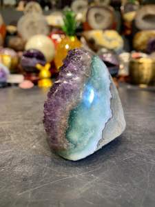 cute small decoration amethyst cluster in high quality polished with rare green agate phantom🇧🇷巴西高品💯天然原矿紫晶镇  边部半抛光 清晰可见绿幽幽的幽灵体👍 紫度美✅ 原矿玄武岩  Height高: 7cm  width宽: 6cm x 5.5cm  weight重: 305g  📍Johor Bahru 区可自行取货或邮寄服务