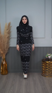 ชุดเซ็ทมินิกูรงพร้อมฮิญาบ เนื้อผ้าสลาฟ ปักลาย คละลายปัก ซิปหลังและข้อมือ ทรงสวยมาก IN31วาริสมุสลิม