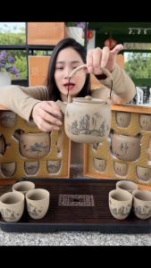 Bộ ấm trà gốm sứ cao cấp thiết kế thủ công tỉ mỉ từng chi tiết từng nét vẽ phối cảnh màu sắc bộ ấm chén thiết kế theo phong cảnh Nhật Bản