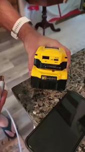 DeWalt | DEWALT DCB094K-XE 20V MAX Lithium Ion XR USB Power Delivery Charger Dewalt Power Tool Accessories USB-C Port Charger DCB094