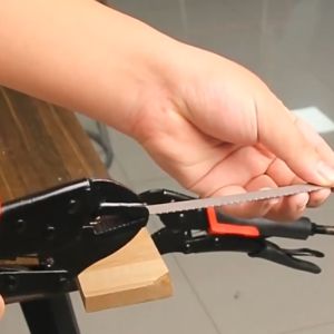 คีมล็อคปากตรงแบบมืออาชีพพร้อมด้ามจับนุ่มและล็อกอัตโนมัติ สำหรับงานซ่อมบำรุง ME0047