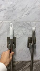 KUDSUN ที่แขวนไม้กวาด แขวนไม้กวาด รับน้ําหนักได้เยอะ ที่แขวนไม้กวาดติดผนัง ที่แขวนไม้ถูพื้นติดผนัง ที่หนีบติดผนัง คละสี